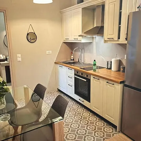 Appartamento Centrally Located Gaios